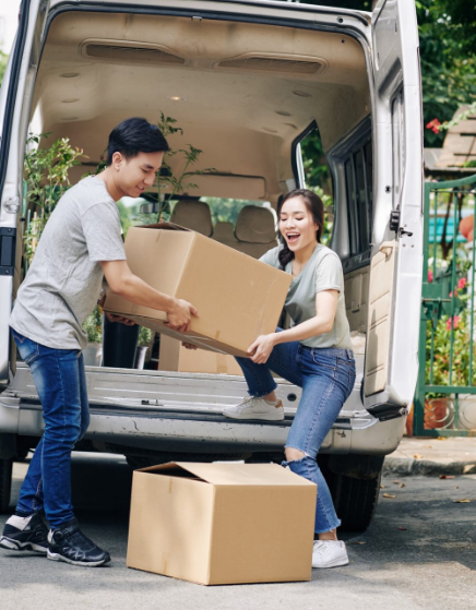 couple-unloading-truck-e1618304349965